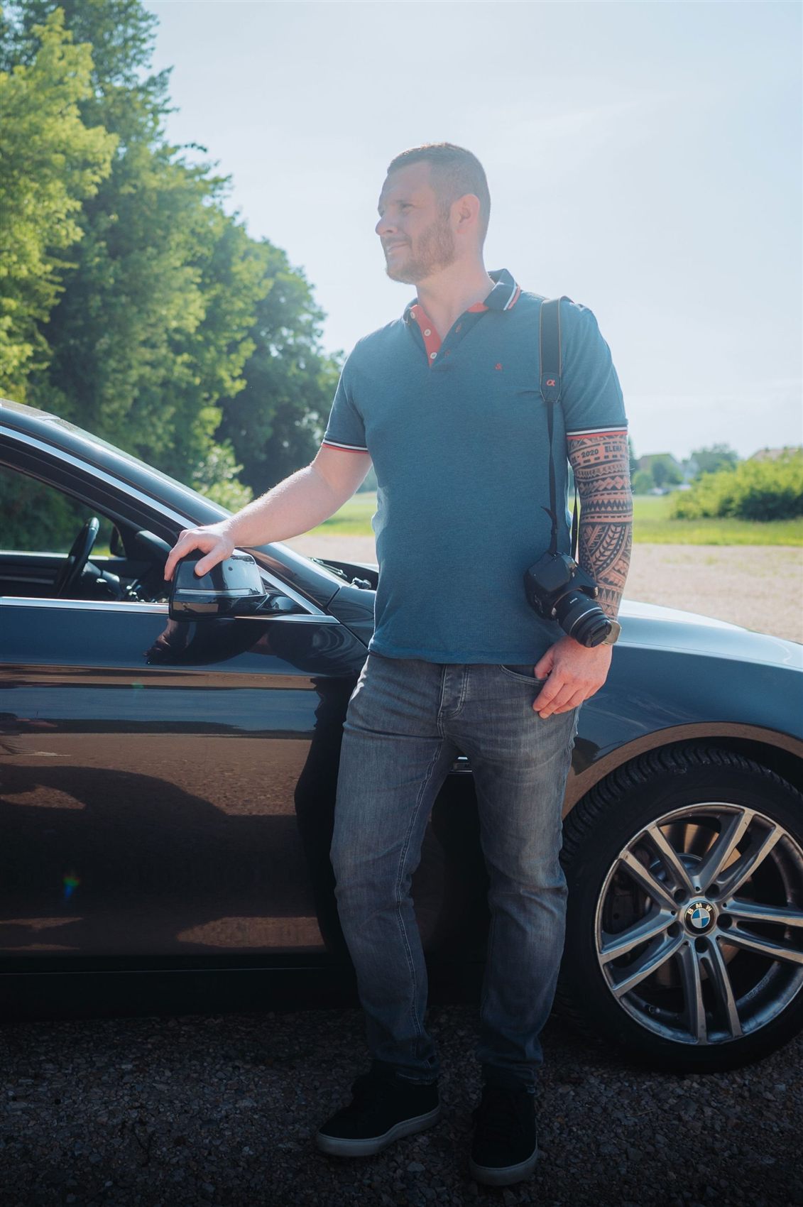 Michael Lebelt, Diplom-Ingenieur für Kraftfahrzeugtechnik, an einem Fahrzeug