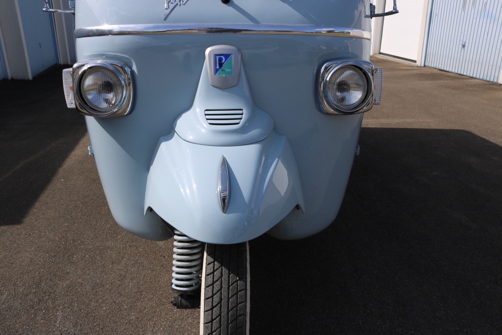 Hellblaue Piaggio Ape von vorne