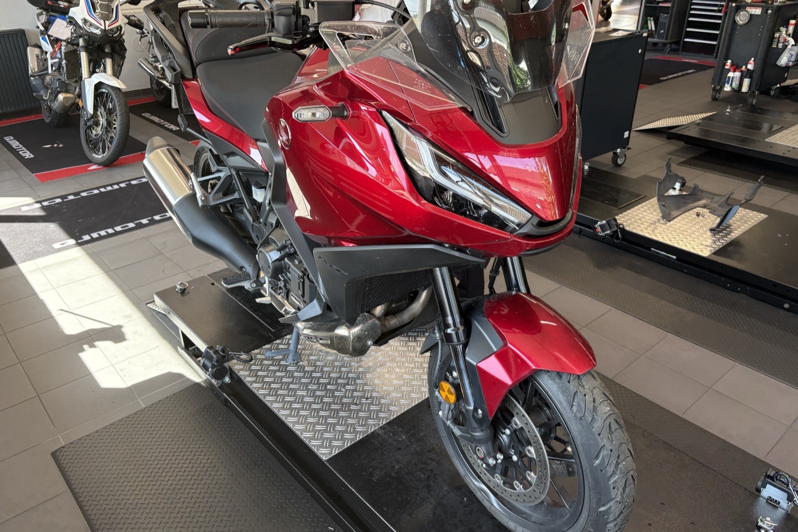 Rotes Tourenmotorrad in einer Werkstatt